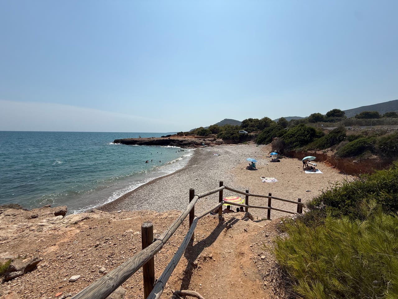 Cala tranquila cercana a Living One con la Sierra de Irta al fondo, casi sin gente