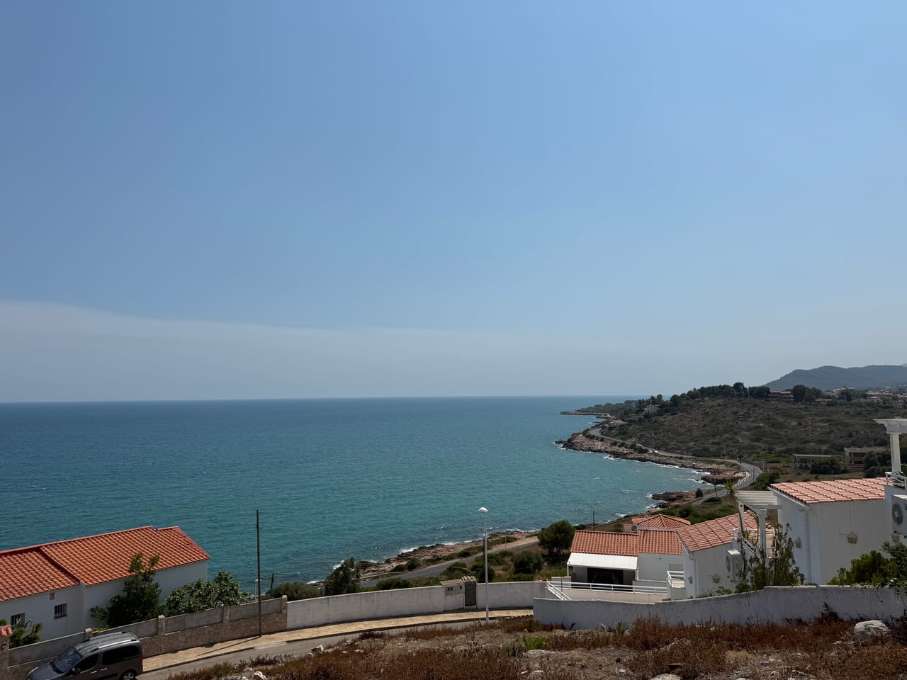 Vista elevada de la costa y la bahía de Peñíscola, con la línea de casas frente al mar