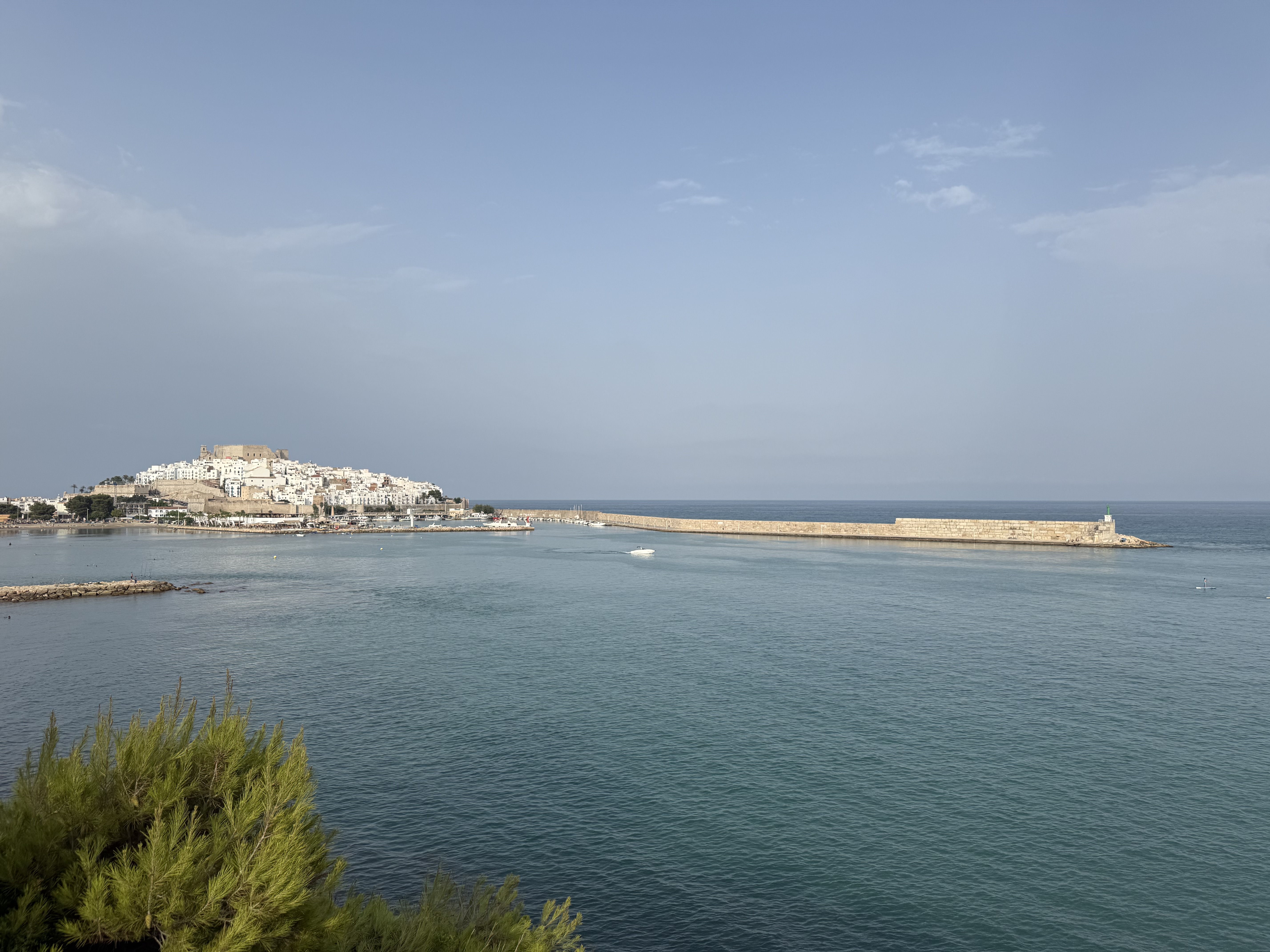 Vista panorámica del castillo de Peñíscola y la bahía en calma, con el mar Mediterráneo dominando la imagen