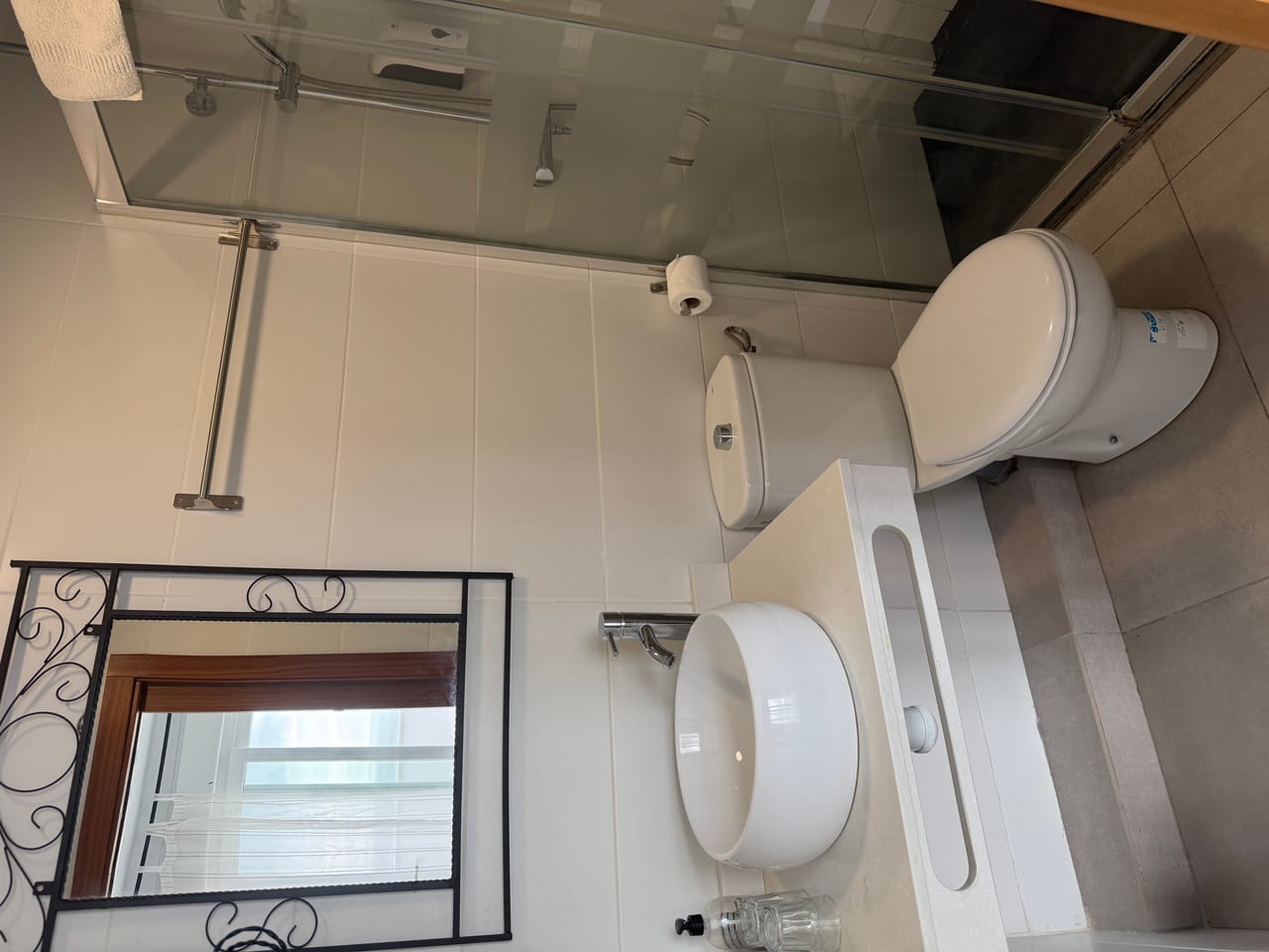 Baño con espejo de forja y lavabo