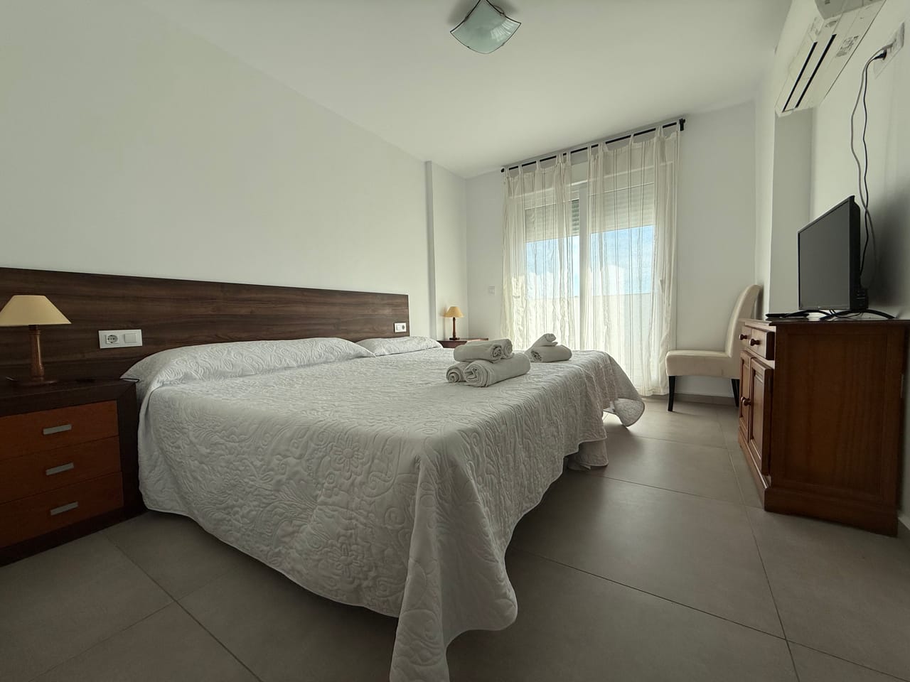 Habitación estándar con cabecero de madera