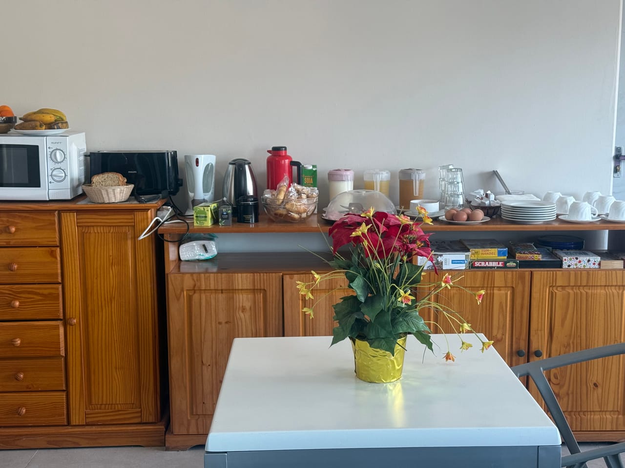 Zona de desayuno con buffet sobre mueble de madera